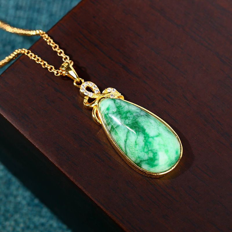 Gold Plated Jewelry - Naszyjnik z naturalnym jadeitem w kształcie